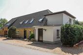 Straßenansicht - 1 Zimmer Mehrfamilienhaus, Wohnhaus zum Kaufen in Ostseebad Boltenhagen