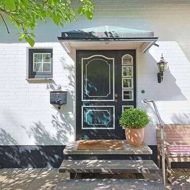 Eleganter Hauseingang im Landhausstil - Perfekt für Familien: Doppelhaushälfte mit schönem Garten in Hamburg Wellingsbüttel
