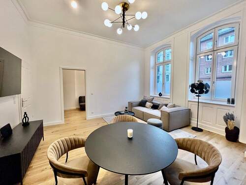 Wohn- Essbereich - Modernisierte Mietwohnung im Gründerzeit Altbau - Zentrale Lage und einzigartiges Flair!