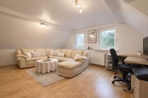 Zimmer II Ansicht II - DG - Einfamilienhaus mit 148,70 m&sup2; in Frankfurt am Main zum Kaufen