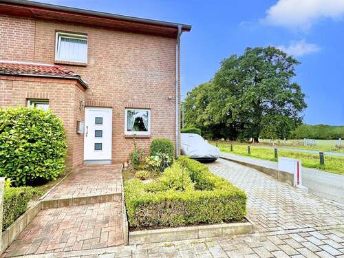 Fassade vorne mit Stellplätze - Charmantes und familienfreundliches Reihenendhaus in schöner Lage von Kaltenweide !