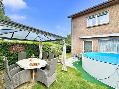 Rückseite des Hauses, Terrasse und Garten - 5 Zimmer Reihenendhaus zum Kaufen in Langenhagen