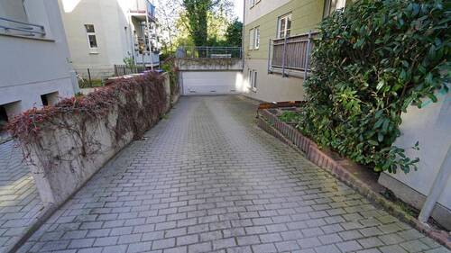 Das Haus ist vollständig unterkellert und verfügt über eine Tiefgarage - 