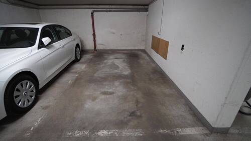 Der im Kaufpreis bereits enthaltene Tiefgaragenstellplatz verfügt schon über eine Haushaltssteckdose zum Laden von E-Autos - 