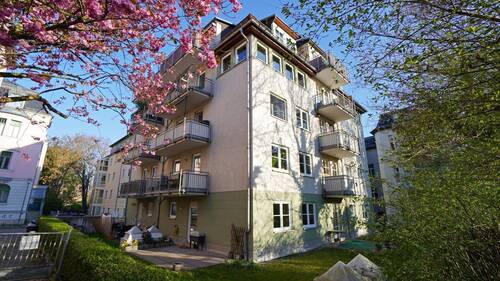 Die Süd-Ost-Seite des Hauses mit den Balkonen - Seltene Gelegenheit im begehrten Musikerviertel Weimars: freie - 3 - Raum-Wohnung mit 2 x Balkon und TG-Stellplatz