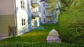 Hinter dem Haus kann noch ein gemeinschaftlicher Garten genutzt werden - 