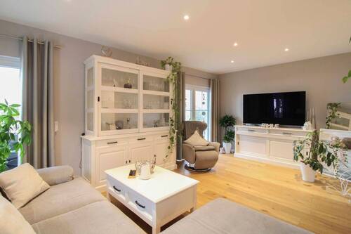 Wohnzimmer - Stilvoll wohlfühlen: 6-Zi.-EFH mit Energieeffizienz A+