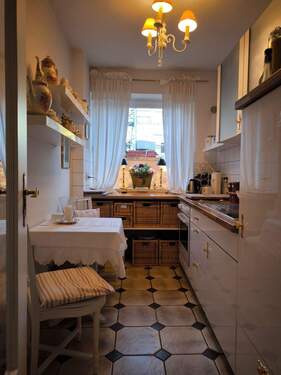 Gemütliche Küche mit Küchenzeile - 