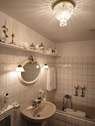 Helles Badezimmer mit Badewanne - 