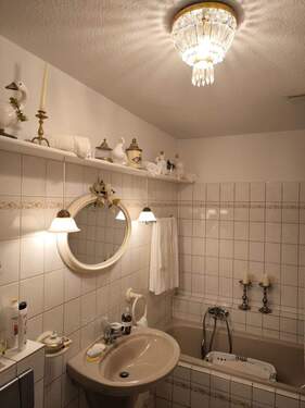 Helles Badezimmer mit Badewanne - 