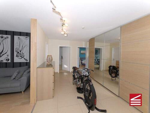 Flur, Blick in Richtung Schlafen u. Arbeiten - 