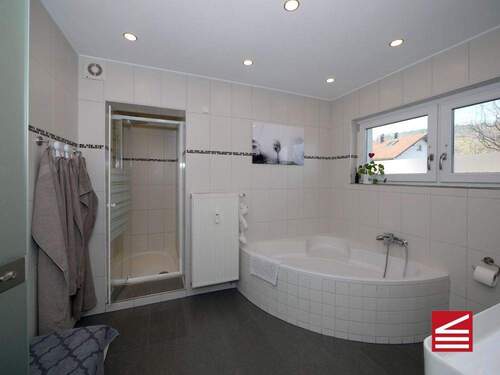 Badezimmer, Blick in Richtung Dusche - 