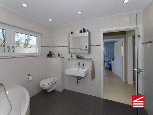 Badezimmer, Blick in Richtung Flur - Kinderzimmer - 