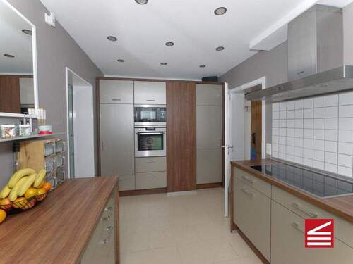 Küche - Blick in Richtung Flur u. Essbereich links - 