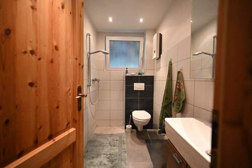 Gäste-WC mit Dusche Erdgeschoss - 