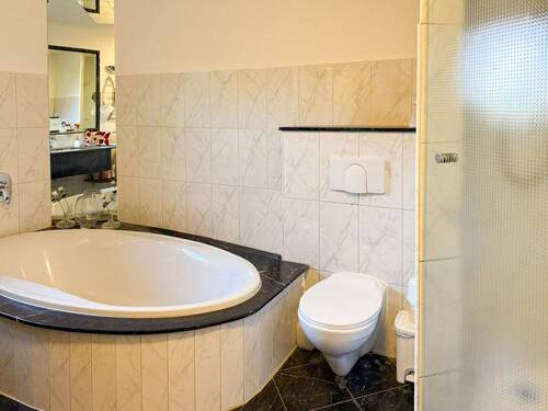 Mit Wanne und Dusche - 
