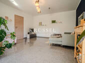 Einladendes Wohnzimmer mit viel Platz und Tageslicht - 