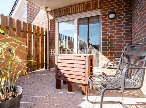Sonniger Garten für gemütliche Stunden draußen - 