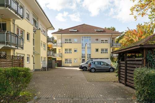 Pkw-Stellplätze hinter dem Haus - 