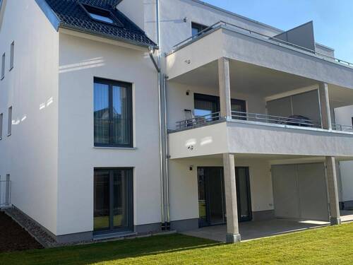 Hausansicht - Familienparadies mit Sonnengarten in Altweil - 4-Zimmer Neubau-Wohnung mit TG-Stellplatz