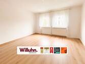 Wohnzimmer - Attraktive 3-Zimmer-Wohnung im 1. Obergeschoss mit Balkon & Tageslichtbad