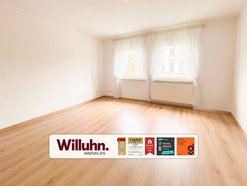 Wohnzimmer - Attraktive 3-Zimmer-Wohnung im 1. Obergeschoss mit Balkon & Tageslichtbad