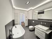 Bad - Ruhiger Erstbezug! + Parkett + Fußbodenheizung + 30 m² Wohnen & Essen + Wanne & Dusche + LED-Licht