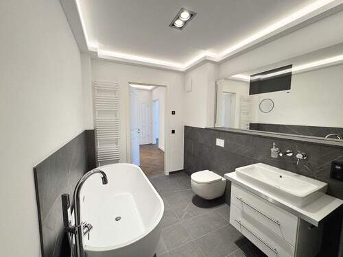 Bad - Ruhiger Erstbezug! + Parkett + Fußbodenheizung + 30 m² Wohnen & Essen + Wanne & Dusche + LED-Licht