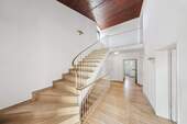 Treppenaufgang - Einfamilienhaus mit 251,50 m&sup2; in Pöring zum Kaufen