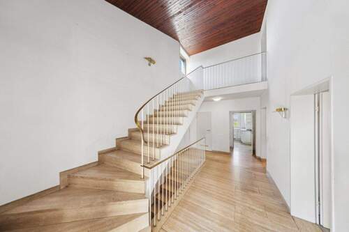 Treppenaufgang - Einfamilienhaus mit 251,50 m&sup2; in Pöring zum Kaufen