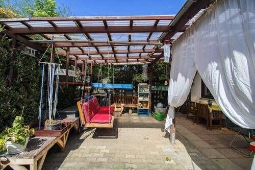 Teilsüberdachter Außenbereich der Terrasse - 5 Zimmer Doppelhaushälfte zum Kaufen in Heidenrod