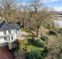 Stilvolle Großzügigkeit auf parkähnlichem Grundstück - Freistehendes EFH mit Galerie, Kachelofen und Lesumblick - Bremen St. Magnus