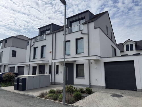 Ansicht Eingang und Garage - 6 Zimmer Doppelhaushälfte in Bad Homburg