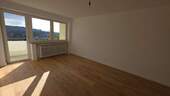 Wohnzimmer mit Zugang Balkon - 2 Zimmer Etagenwohnung in Landshut