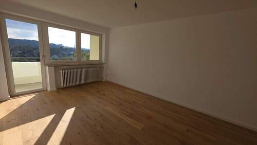 Wohnzimmer mit Zugang Balkon - 2 Zimmer Etagenwohnung in Landshut