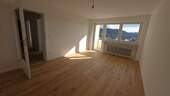 Wohnzimmer mit Parkettboden - 