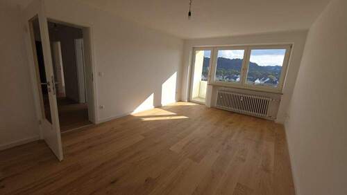 Wohnzimmer mit Parkettboden - 