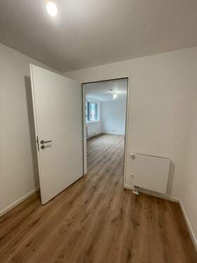 Ankleide : Büro Blick ins Schlafzimmer - 