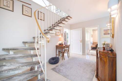 Treppe zur Galerie - 