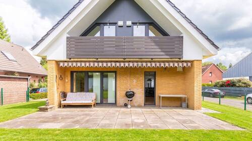 Hausansicht mit Terrasse - 