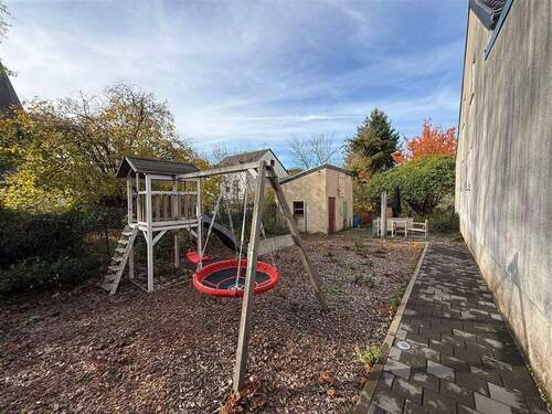 Gartenmit Gartenhäuschen - 