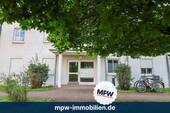 Hauseingang - Investieren Sie clever: Moderne Wohnung mit Balkon und Top-Vermietung