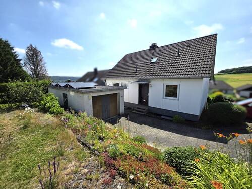 Eingang Haus - 7 Zimmer Einfamilienhaus zum Kaufen in Trendelburg