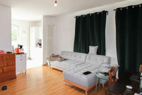 Wohnzimmer - Vermietet: Charmante 2-Zimmer-Wohnung mit Aufzug und 2 Balkonen in Berlin-Pankow (Wilhelmsruh)