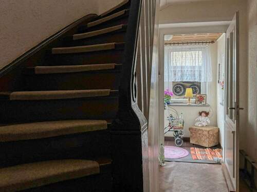 Treppenaufgang - 8 Zimmer Mehrfamilienhaus, Wohnhaus in Markranstädt