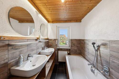 Bad mit Dusche und Badewanne (OG) - 