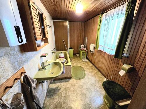 Bad mit Wanne und Dusche EG - 