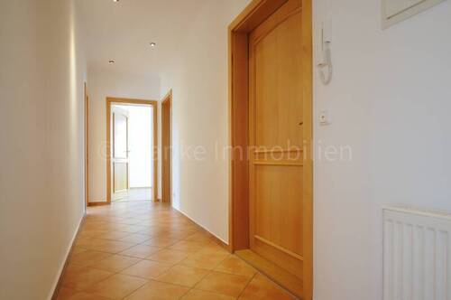 Flur Wohnung EG - 