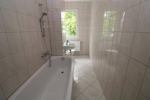 Beispiel Bad mit Wanne - Etagenwohnung mit 58,50 m² in Freiberg zur Miete