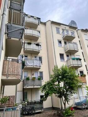 Balkonansicht im Innenhof - Etagenwohnung mit 52,00 m² in Dresden zum Kaufen